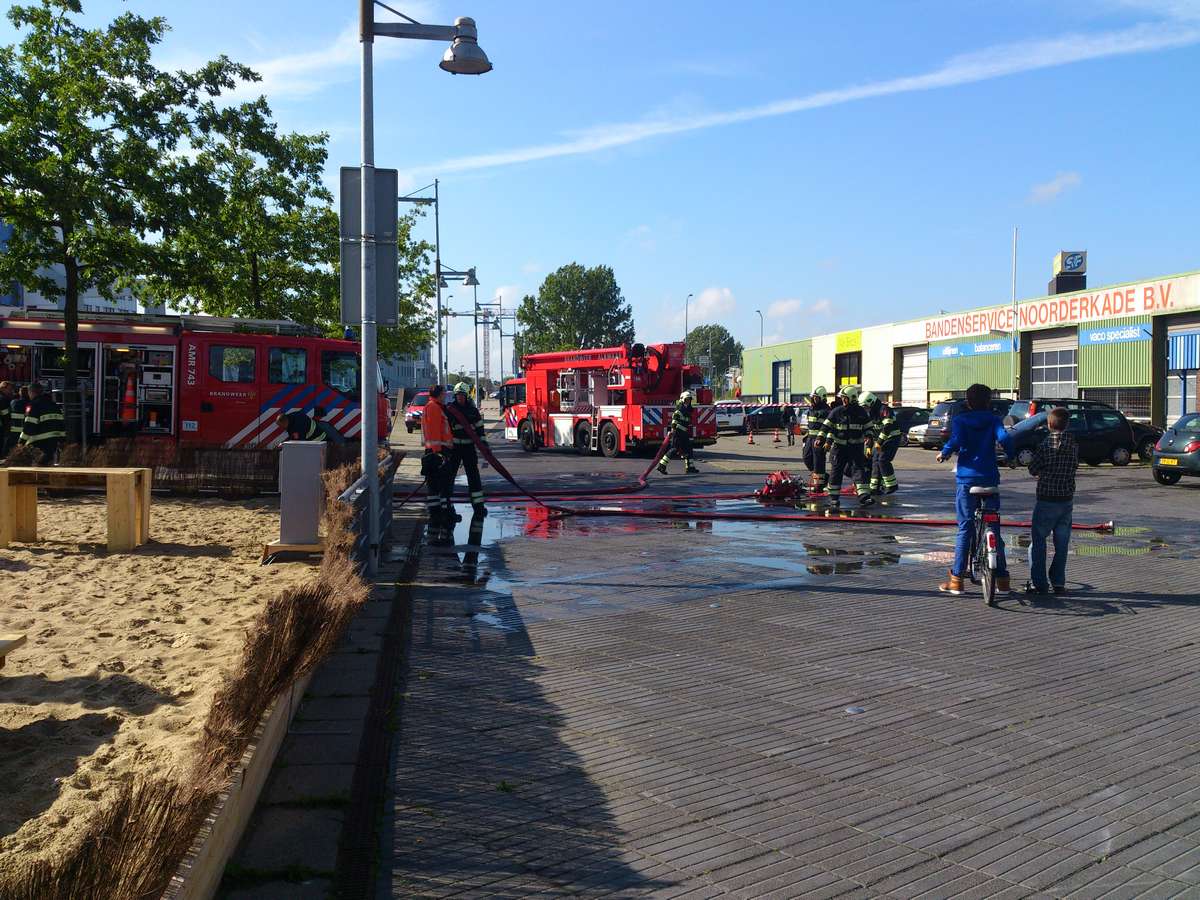 Brandweer voert 'show' op bij bandenhandel Noorderkade (FOTO's)