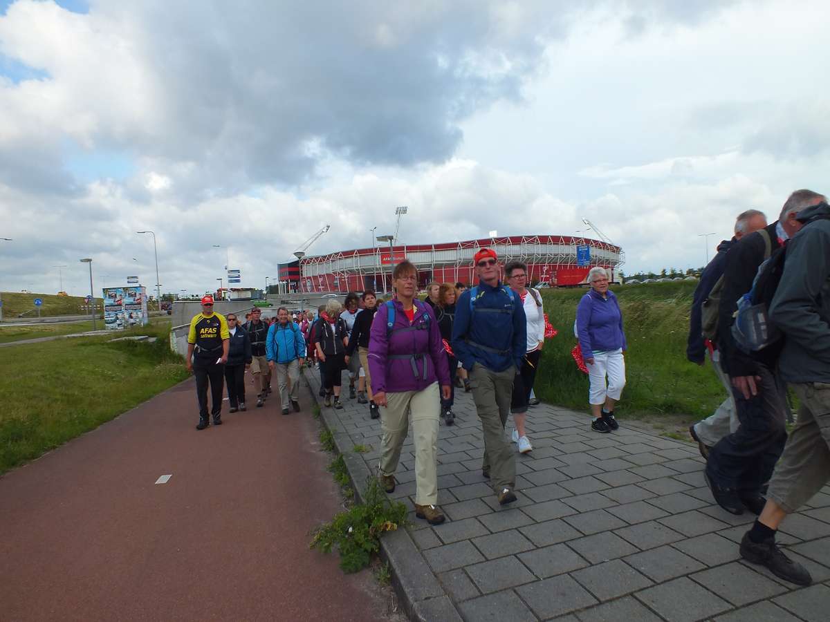 Wandelaars lopen vandaag richting Heiloo en Beemster (FOTO's)