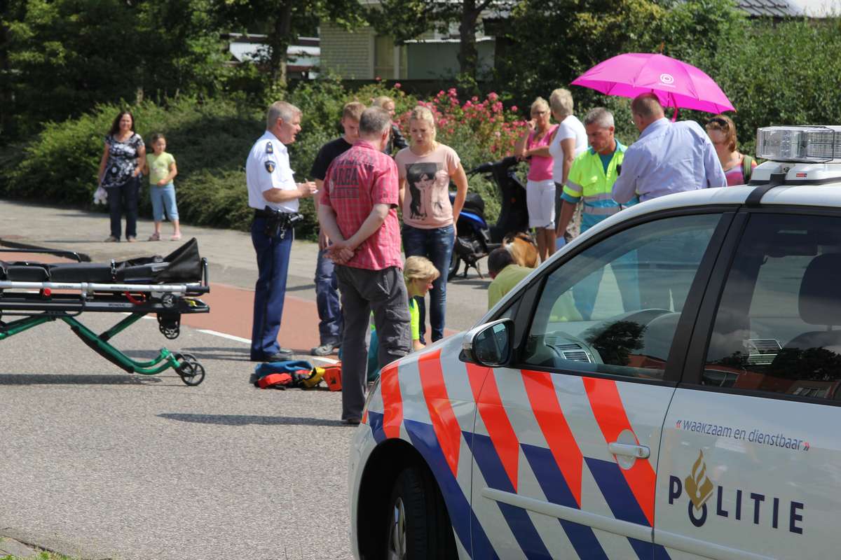 Scooter klapt op auto in Rijnstraat (FOTO's)
