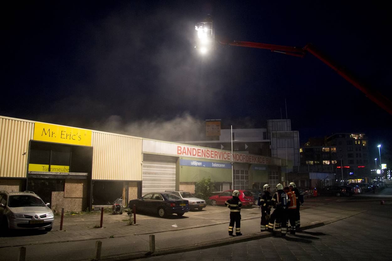 Weer brandstichting bij pand Bandenservice Noorderkade (FOTO's)