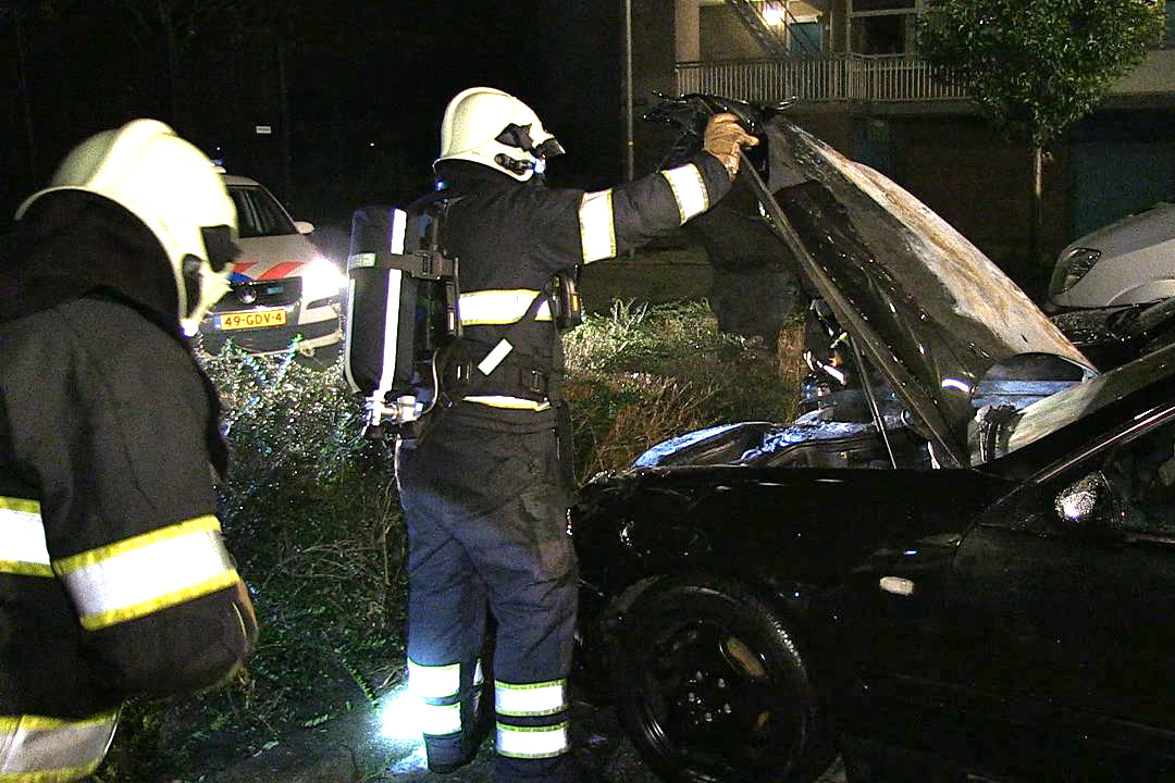 Mercedes brandt uit in Waalstraat (FOTO's)