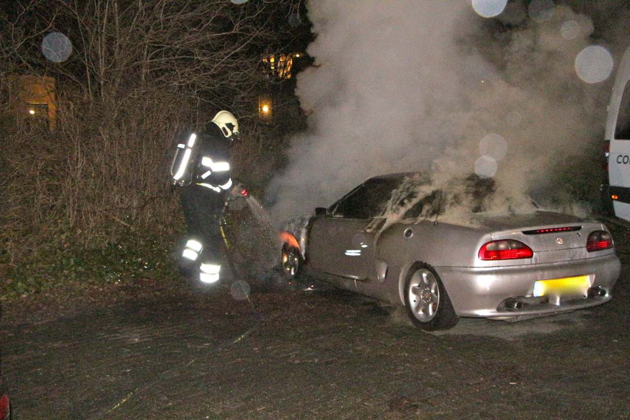 Sportwagen valt ten prooi aan vlammen (FOTO's)