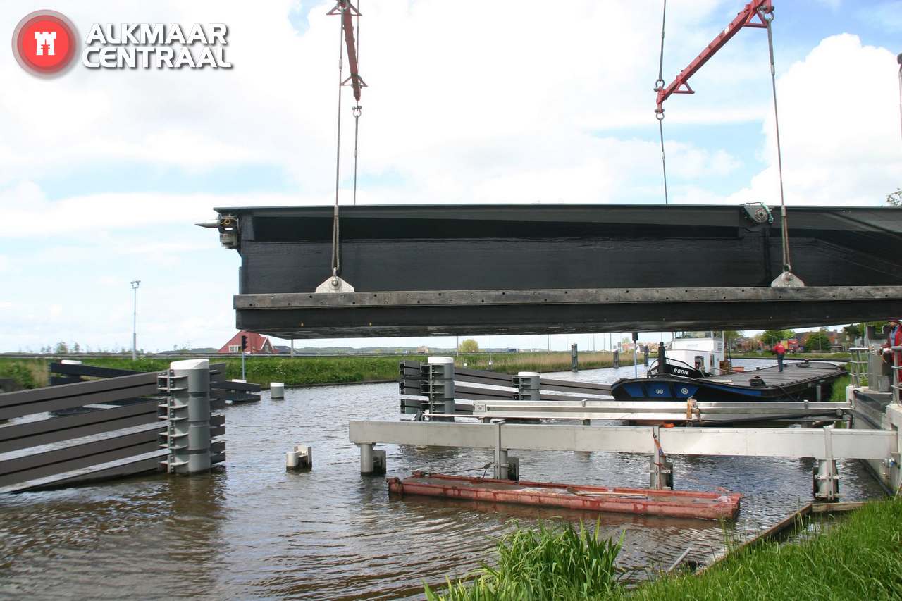 Brugdelen Rekervlotbrug herplaatst: gebruik eind juni weer mogelijk (FOTO's)