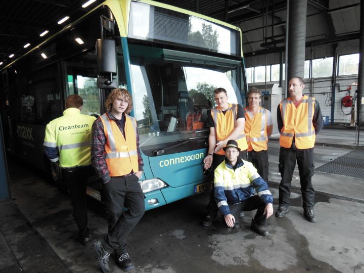 's Heeren Loo en Connexxion werken samen bij schoonmaak bussen (FOTO)