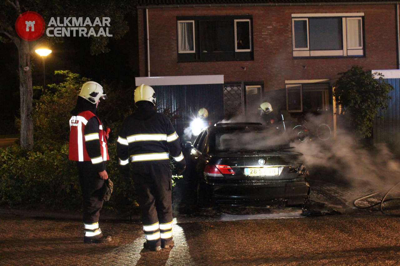 Weer auto in vlammen op in Heerhugowaard (FOTO's)
