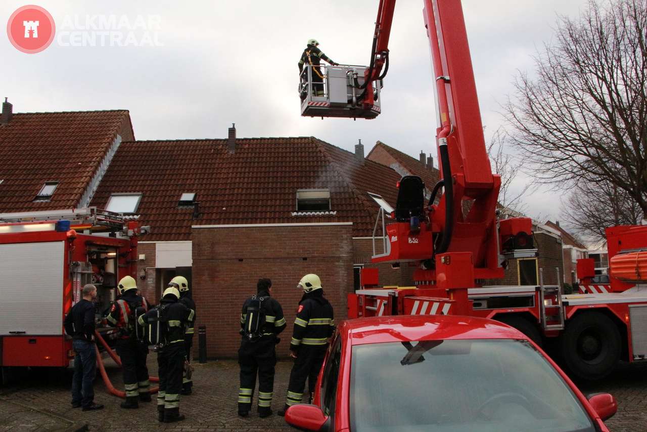 Brand tussen plafond en dak zet huis vol rook (FOTO's)