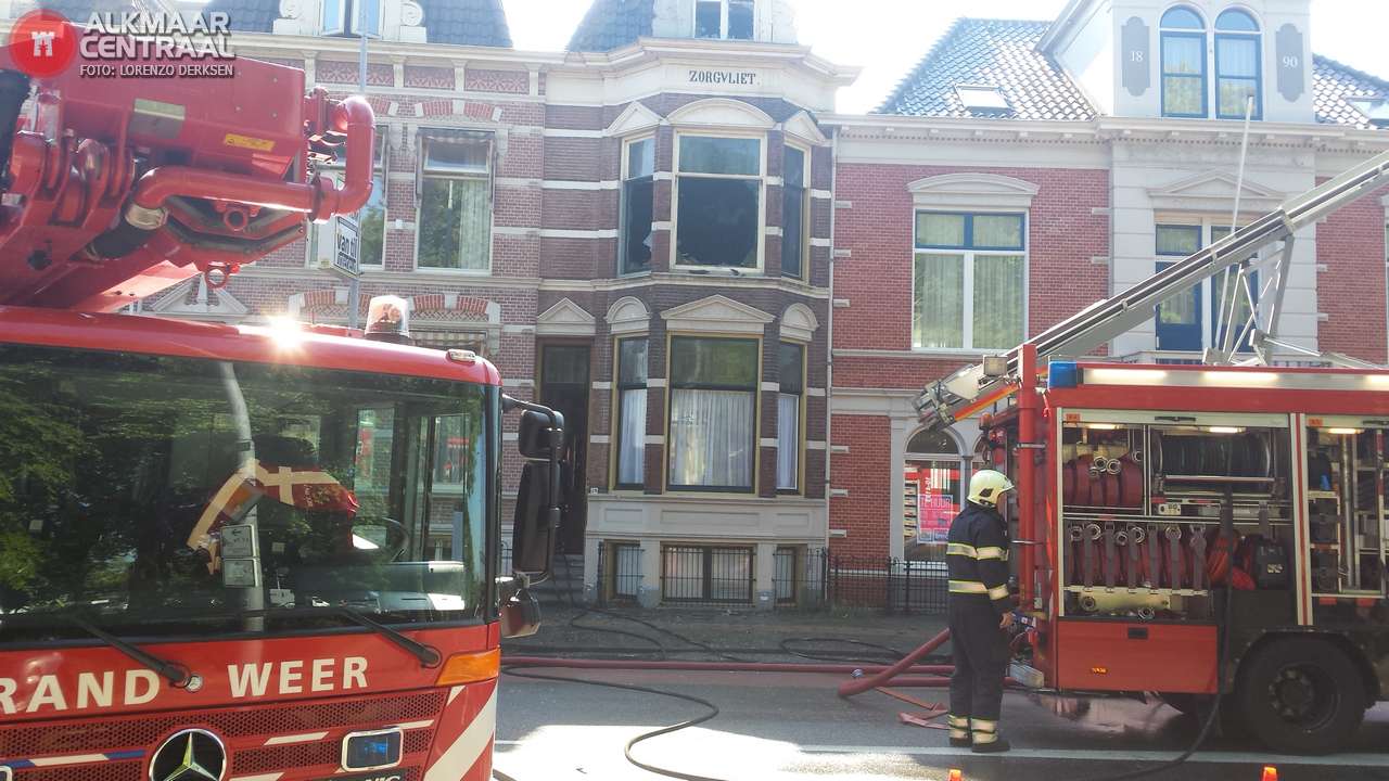Brand in gerenoveerd pand: bewoner door brandweer ontzet (FOTO's)