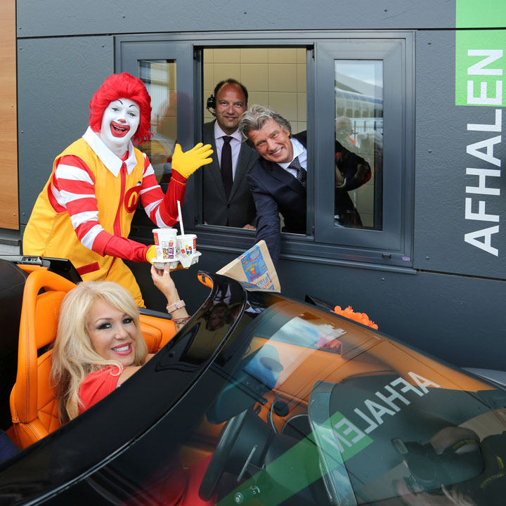 McDonald’s Alkmaar West feestelijk geopend met wethouder De Baat en Patricia Paay (FOTO's)