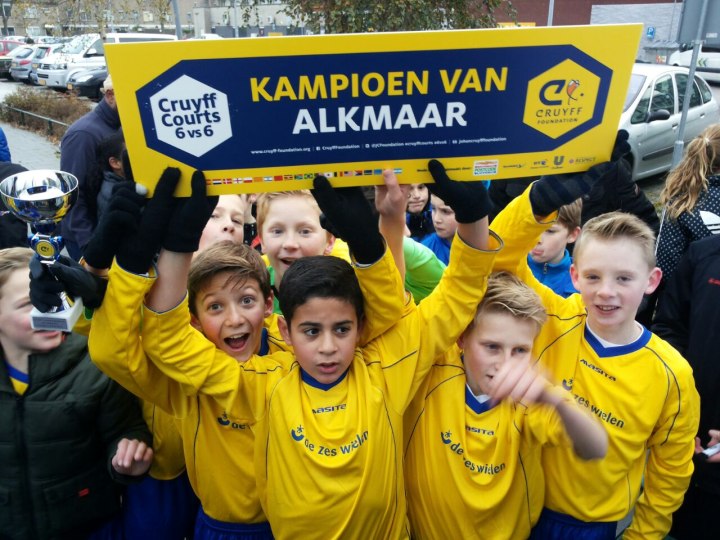 Jongens van Zeswielen en meiden van Erasmus winnen Alkmaarse Cruyff Court finale (FOTO)