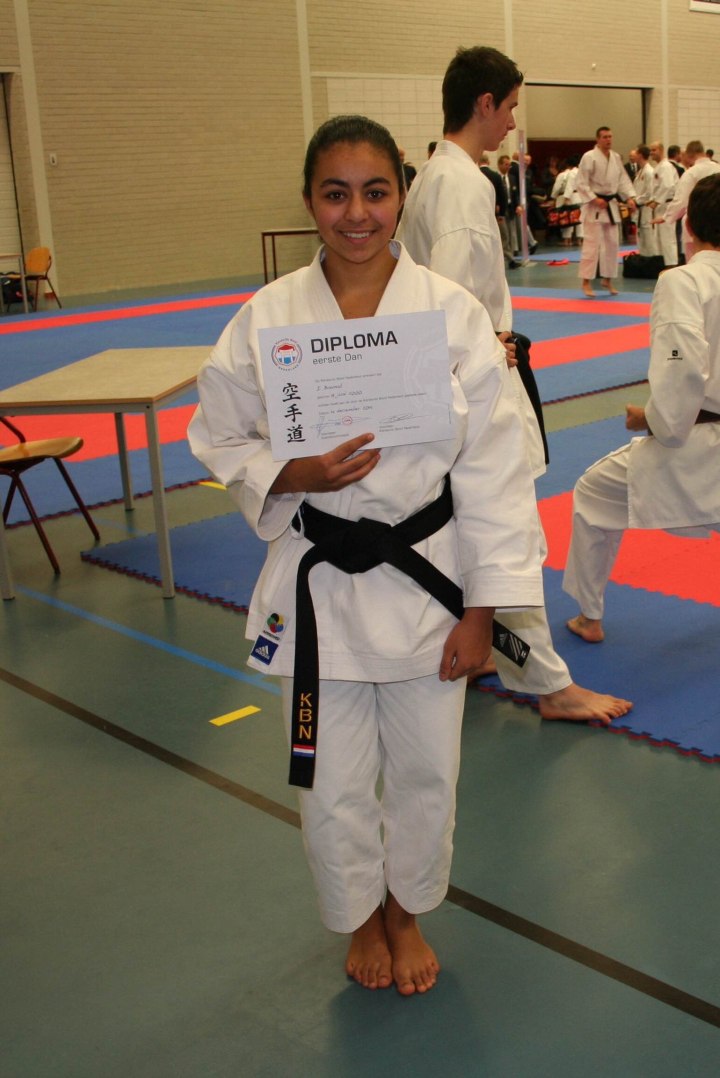 Ikrame Bounab (14) behaalt eerste Dan karate (FOTO)
