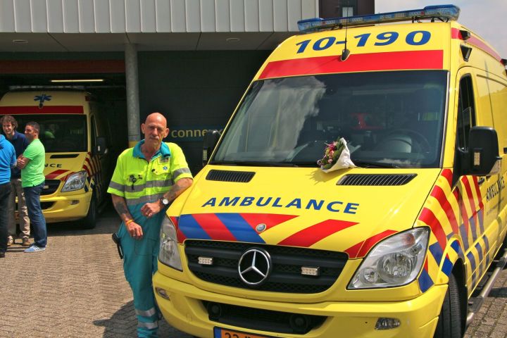 Ambulancechauffeur krijgt na 36 jaar trouwe dienst eigen pleintje (FOTO's)
