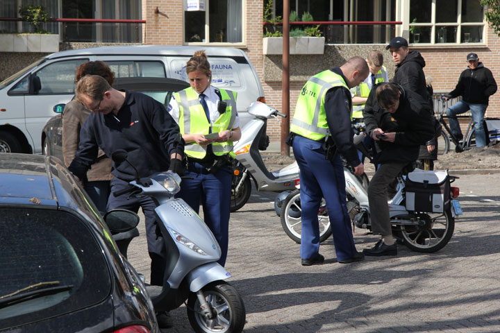 Brommercontrole op Westerweg in Alkmaar (FOTO)