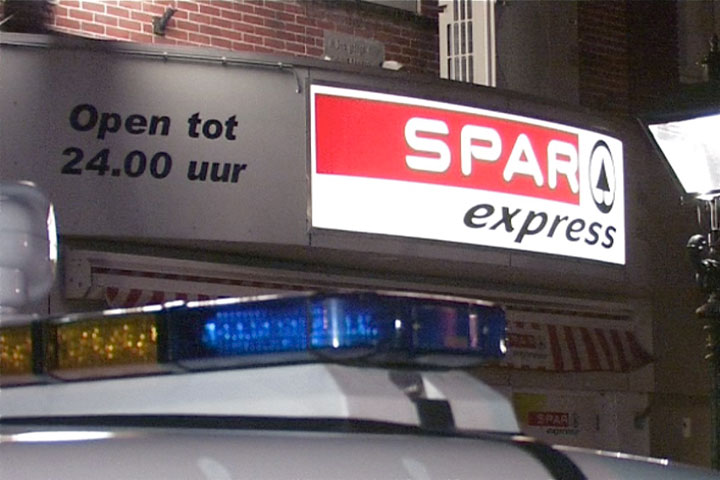 Spar avondwinkel op de Dijk overvallen: onbekend geldbedrag buitgemaakt (FOTO)