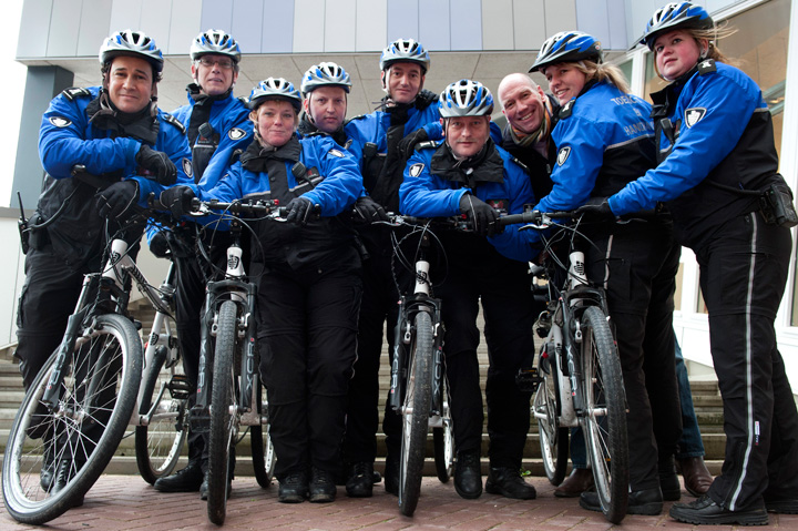 Het biketeam van Stadstoezicht met wethouder Leerink